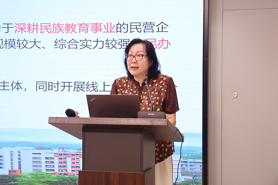 马蔚兰校长授课.jpg