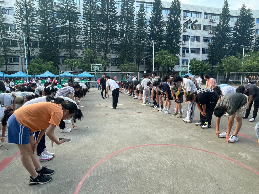 体育老师带领学生热身.jpeg
