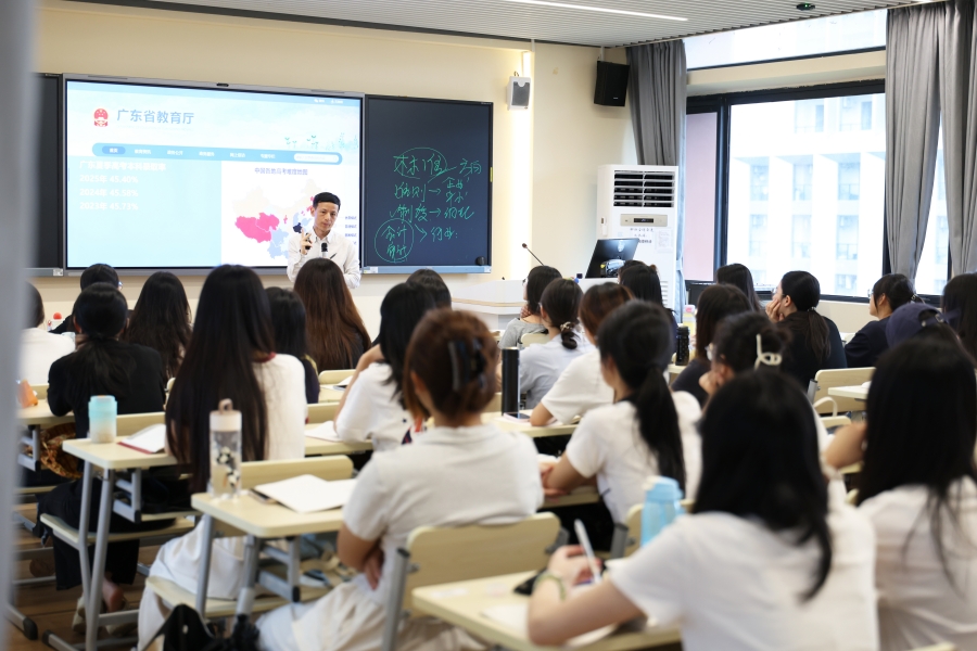 学生认真听课.jpg