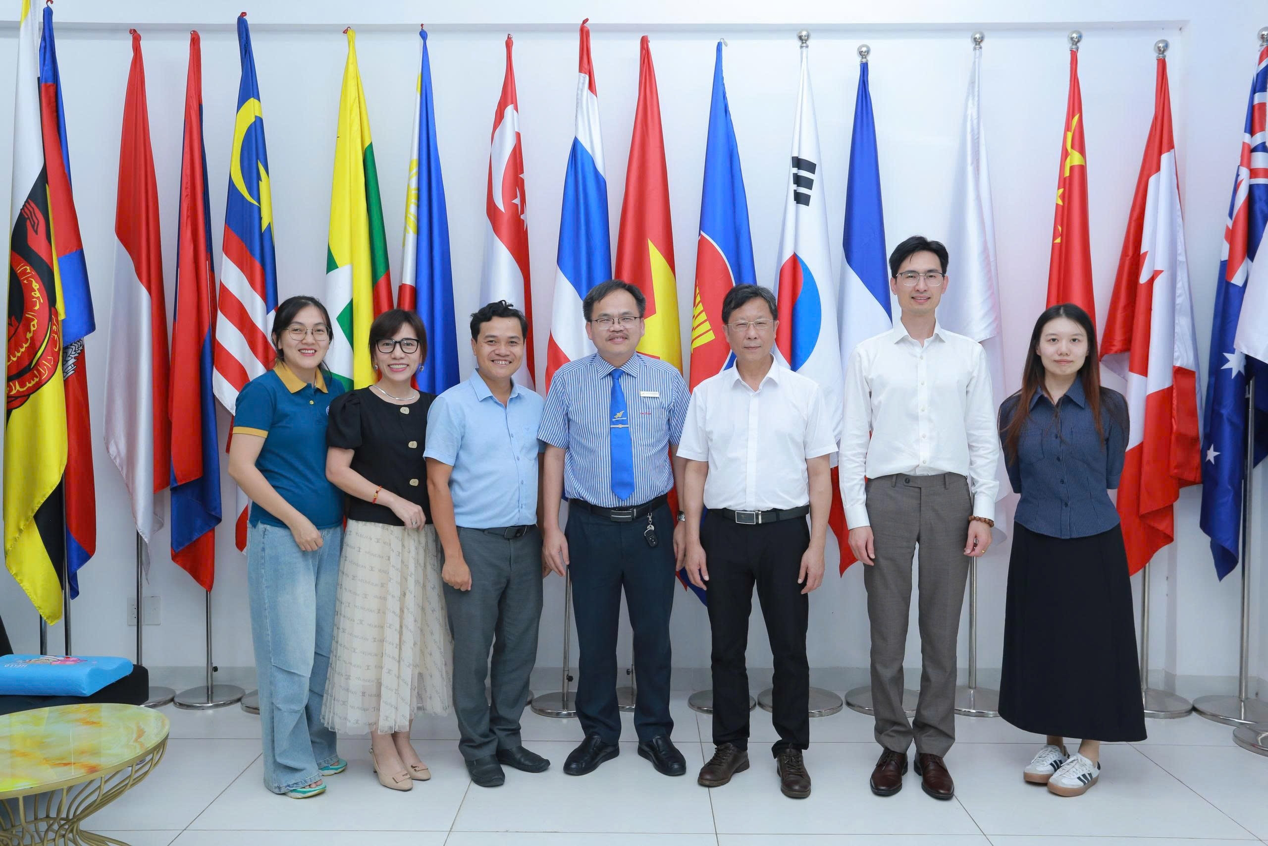 5.熊建文一行与越南雒鸿大学校方代表合影.jpg