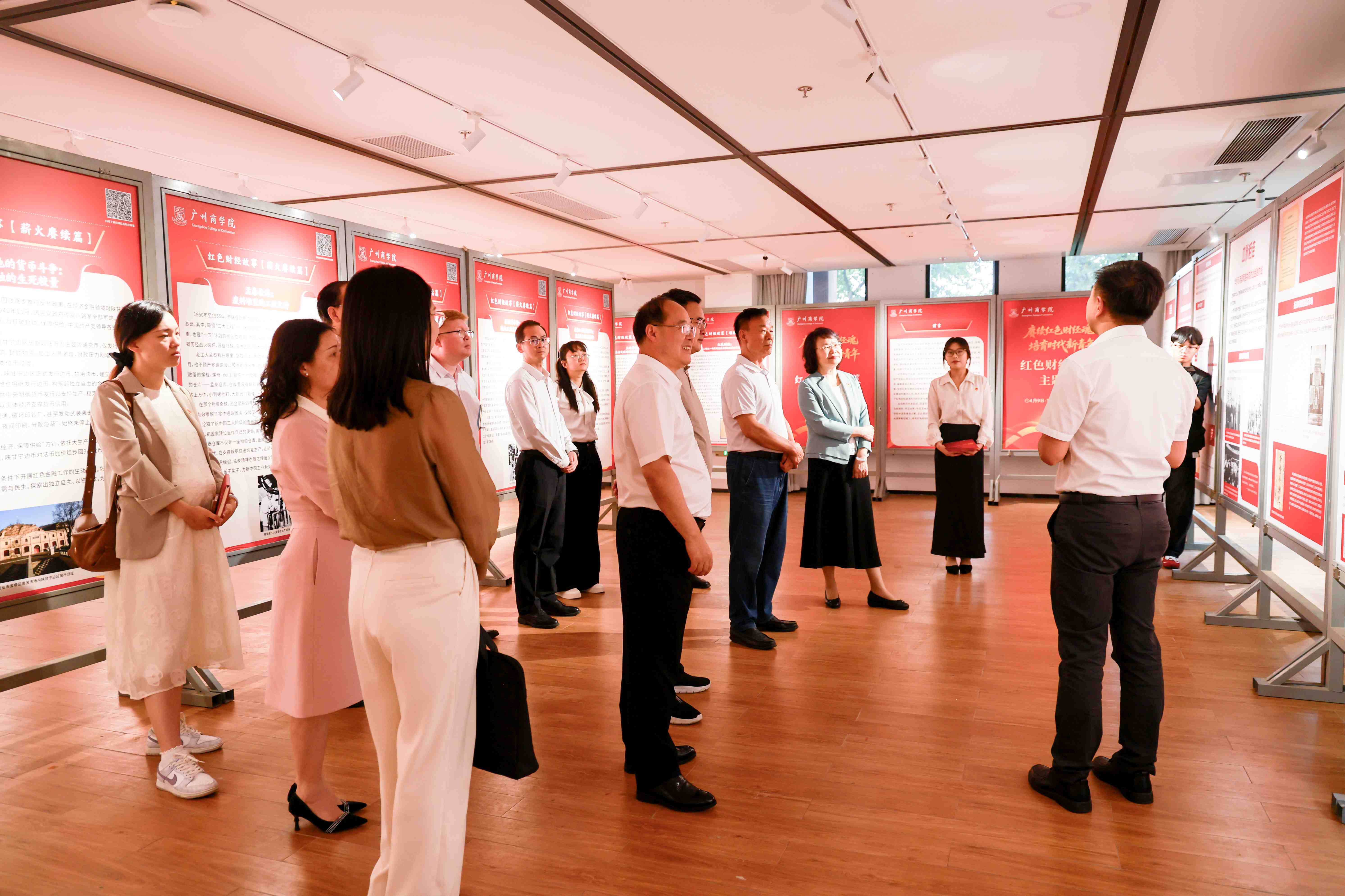 参观红色财经文化展 (1).jpg