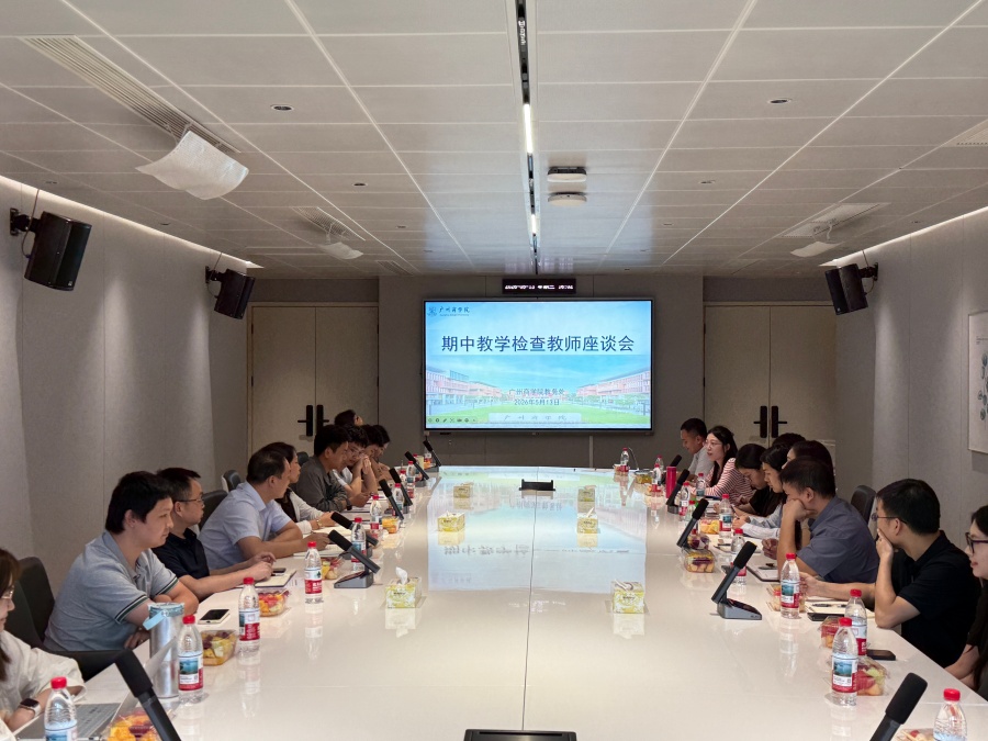 新教师座谈会现场.jpg