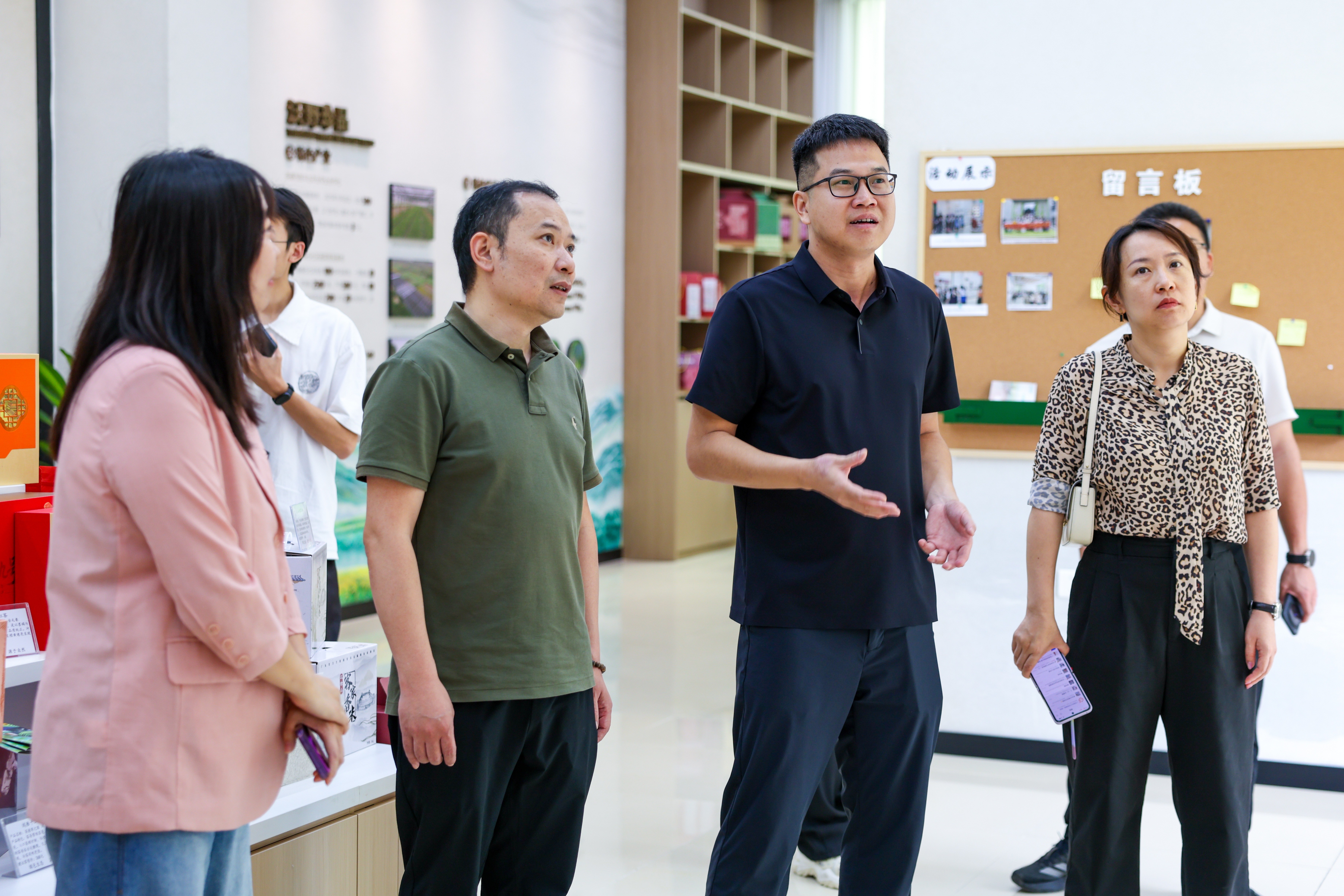 党委副书记、纪委书记、常务副校长何柏略一行参观横石水镇圩镇客厅.jpg